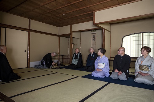 濃茶席（弘仁亭）　席主：宇田川宗光　後見：大徳寺真珠庵 山田宗正和尚様