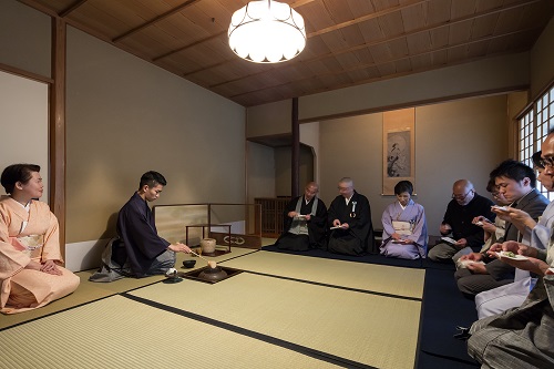 薄茶席（披錦斎）　席主：根津美術館