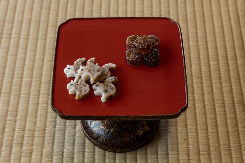 栗鼠と亀甲紋をデザインした干菓子